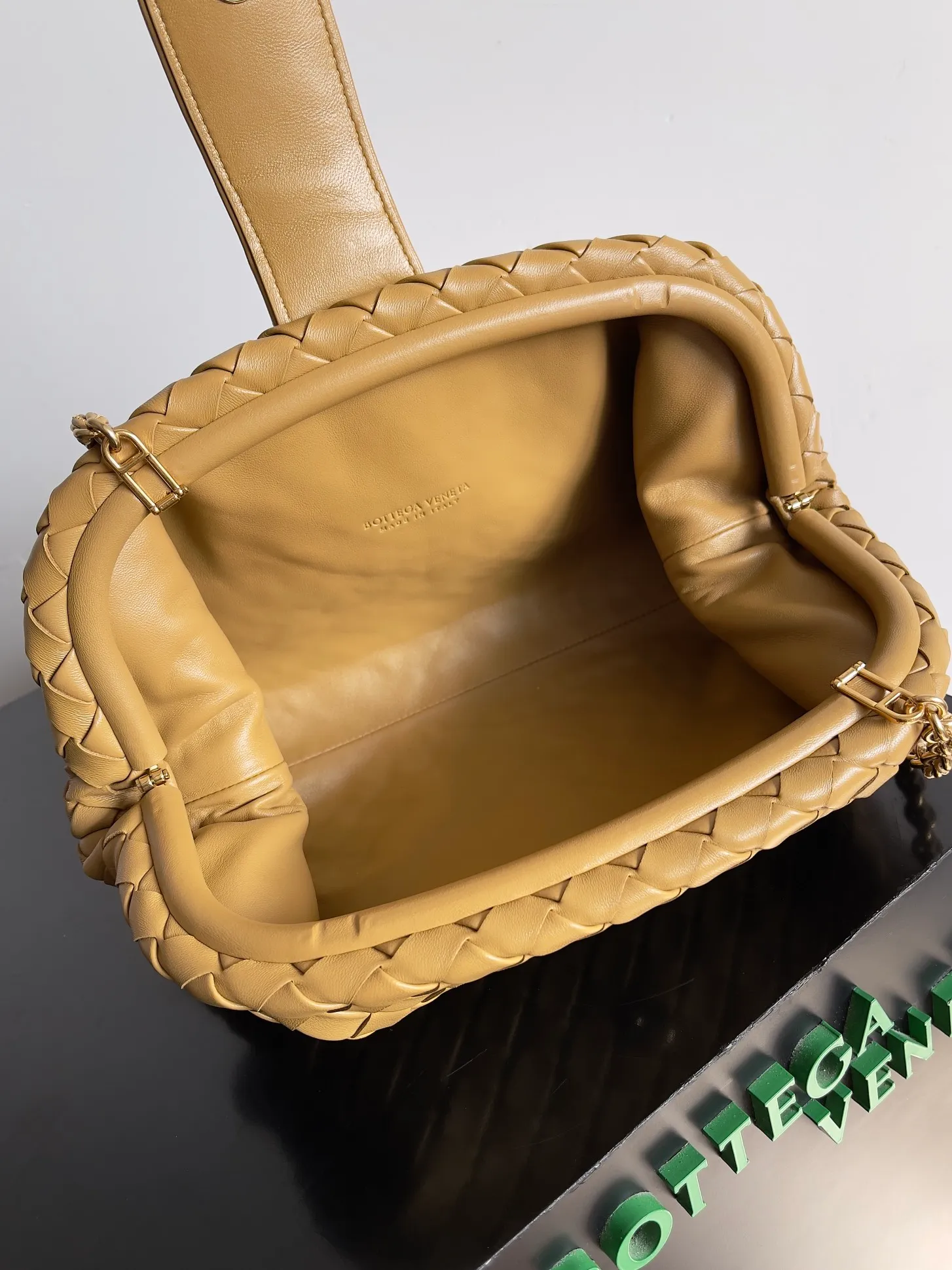 Batch 2260 BOTTEGA VENETA Lady's LAUREN CLUTCH Chain Clutch was inspired by 40 years ago. It is a perfect fusion of classic and modern bags. It is effortless and fashionable for any occasion and at any time. The newly added detachable metal chain allows people to have more ways to carry it. It is grand and elegant. Style No.: 785807 Size: 31.5*16.5*11cm